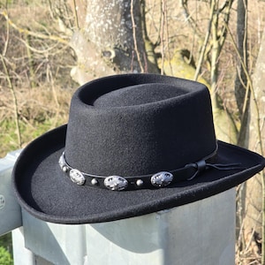 Aanpasbare gokkermuts Klassiek personaliseren met initiaal met branding ijzer, brede rand stijl 100% wolvilt met gesp Gaucho-zweetband
