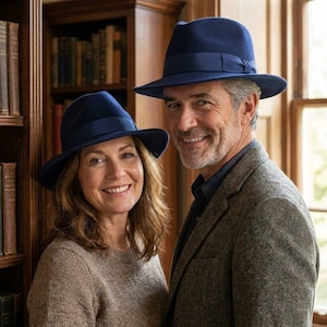 Pu&ograve; includere: Due cappelli fedora in feltro blu navy con nastri in gros-grain abbinati. I cappelli presentano una corona strutturata e una tesa di media larghezza. Il design &egrave; coerente su entrambi i cappelli, caratterizzati da una texture liscia e uniforme.