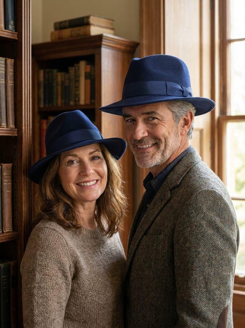 Pu&ograve; includere: Due cappelli fedora in feltro blu navy con nastri in gros-grain abbinati. I cappelli presentano una corona strutturata e una tesa di media larghezza. Il design &egrave; coerente su entrambi i cappelli, caratterizzati da una texture liscia e uniforme.