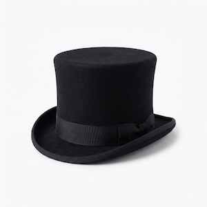 Può includere: Un cappello a cilindro nero tinta unita caratterizzato da una corona cilindrica alta e una tesa curva. Il cappello è decorato con un nastro in gros-grain nero abbinato che circonda la base della corona, rifinito con un piccolo fiocco laterale.