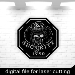 Pode incluir: Placa de metal preta com uma caveira usando um chapéu de cowboy, segurando uma arma e o texto "2ND AMENDMENT SECURITY 1789". A placa tem formato de octógono e está contra uma parede de tijolos brancos. O texto "digital file for laser cutting" está na parte inferior.
