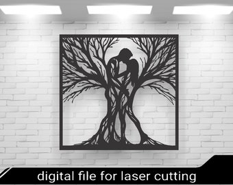 Peut inclure: Silhouette noire et blanche d'un couple s'embrassant dans un arbre, adaptée à la découpe au laser. Le motif présente des branches complexes et un thème romantique.