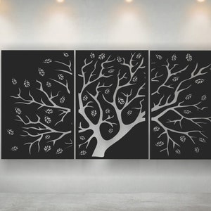 Pode incluir: Uma peça de arte de parede de metal de três painéis com uma árvore estilizada com folhas. A árvore é cortada dos painéis de metal preto, criando um efeito de silhueta.