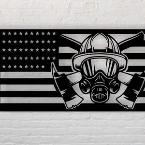 Pode incluir: Arte de parede de metal preto e branco com uma bandeira americana com um capacete de bombeiro, uma máscara de gás e machados.