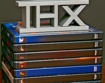 Soporte para escritorio con logotipo THX impreso en 3D.
