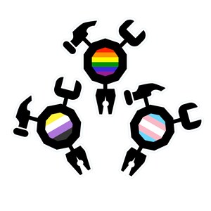Könnte beinhalten: Drei Aufkleber mit einem schwarzen, stilisierten Werkzeugdesign. Jedes Werkzeug hat einen Hammer, einen Schraubenschlüssel und eine Zange. Die Mitte jedes Werkzeugs zeigt eine andere LGBTQ+-Pride-Flagge: Regenbogen, nicht-binär und transgender.