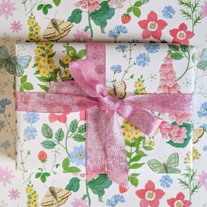 Papier cadeau fleurs sauvages, papier cadeau floral, papier cadeau botanique, papier cadeau papillons