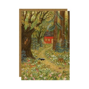Op de afbeelding: Een grillige illustratie van een bosscène met een rood huisje tussen de bomen. Een pad leidt door een veld met wilde bloemen, met een vos, een stinkdier en een egel. Het kunstwerk is omlijst met een bruine rand.