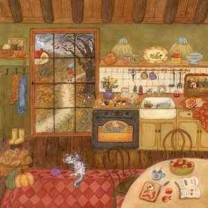 Op de afbeelding: Een gedetailleerde illustratie van een gezellige keuken met een groot raam dat uitkijkt op een herfstlandschap, een kat die met garen speelt op een rood geblokt kleed, een oven met een baksel en een tafel met fruit en een boek.