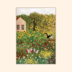 Peut inclure: Une peinture représentant un jardin avec une petite maison en bois, un champ de tournesols jaunes et un chat noir et blanc marchant sur une clôture en bois. Le premier plan est rempli d'une variété dense de fleurs colorées rouges, roses et jaunes.