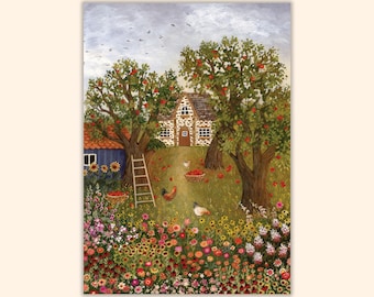 Op de afbeelding: Een schilderij van een stenen huisje met een blauwe schuur, omringd door appelbomen, een houten ladder en kippen in een grasveld. De voorgrond toont een dichte, kleurrijke tuin vol met diverse bloeiende bloemen onder een bewolkte lucht.