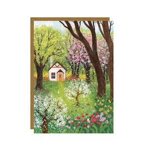 Carte postale Parmi les arbres en fleurs, carte Forêt printanière, chalet confortable dans la forêt