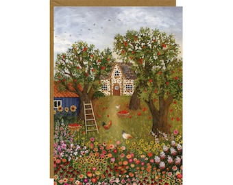 Op de afbeelding: Een schilderij van een stenen huisje met een blauw dak, omringd door twee appelbomen met rode appels. De bomen staan in een veld met bloemen, met een ladder die tegen een van de bomen leunt. Er zijn kippen en manden met appels in het veld.