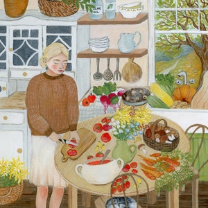 Op de afbeelding: Een schilderij van een persoon in een bruine trui en witte rok die tomaten snijdt op een houten plank aan een ronde tafel. De tafel staat vol met verse groenten, een mand met paddenstoelen, een vaas met bloemen en een kom met saus.