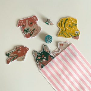 Puede incluir: Un conjunto de parches para planchar con diferentes razas de perros. Los parches son coloridos y detallados, con una variedad de estilos y diseños. Los parches son perfectos para agregar un toque personal a la ropa, las bolsas u otros accesorios.