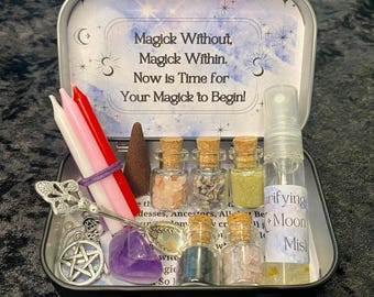 Puede incluir: Una lata plateada con un fondo estrellado azul y blanco. La lata contiene una variedad de artículos para un ritual mágico, incluyendo velas, incienso, cristales y una botella de bruma. El texto en la lata dice "Magick Without, Magick Within. Now is Time for Your Magick to Begin!"