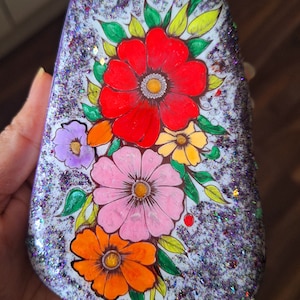 Glitzernder Blumenstein, Gartendeko, immer Blumen, bemalte Steine, bemalte Steine, Rock Geschenk, bemalte Steine