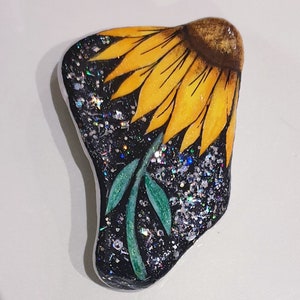 Sunflower Splendor: Glittery Marble Stone Art, Hand-Painted Sunflower Sparkle on Marble Stone, Hand-Painted Glittery Marble Sunflower Stone