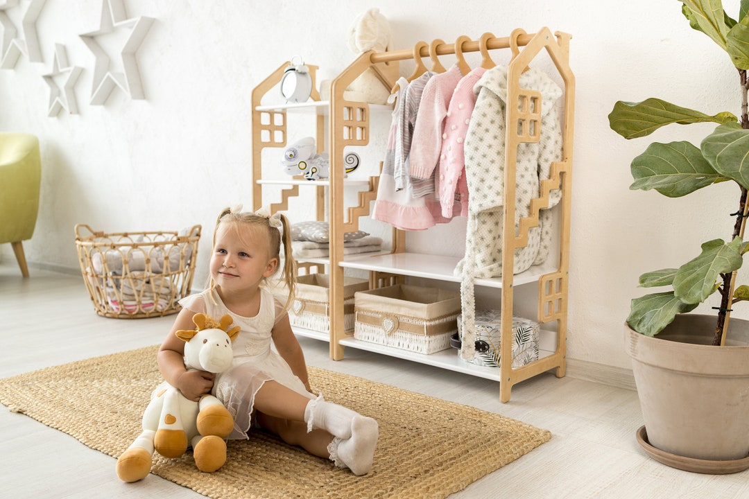 Perchero infantil Montessori tipo A con estante combinado con estante  Montessori MAXI Armario infantil para niños -  España