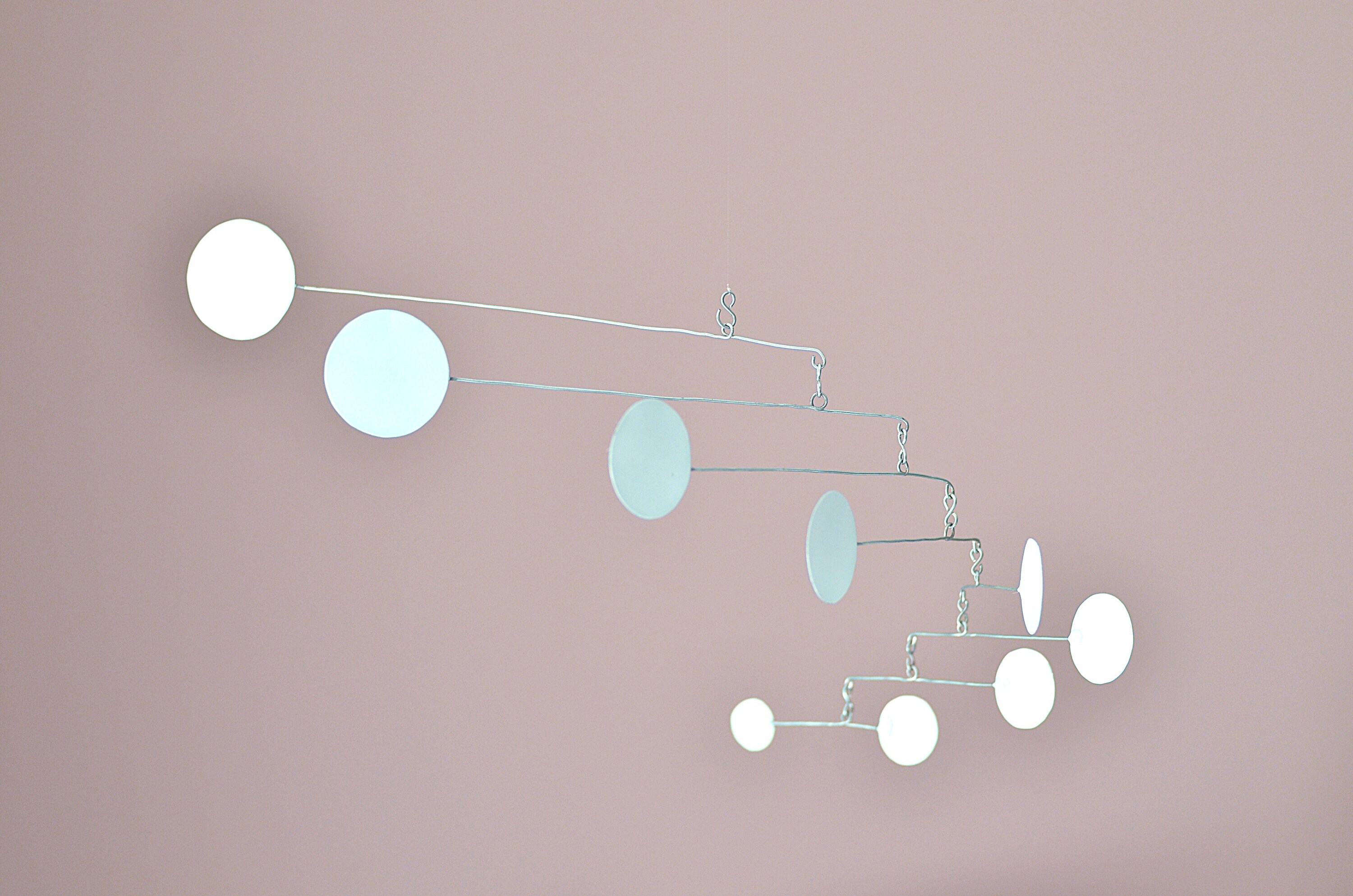 Mobile Contemporain à Suspendre. Série Limitée en Métal Laqué.