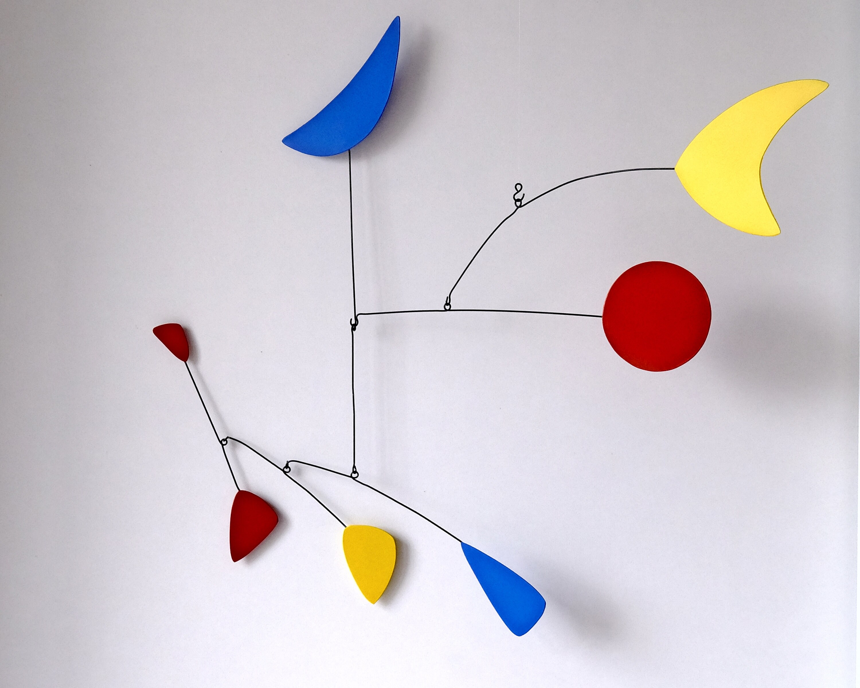 Mobile Contemporain à Suspendre. Série Limitée en Métal Laqué.