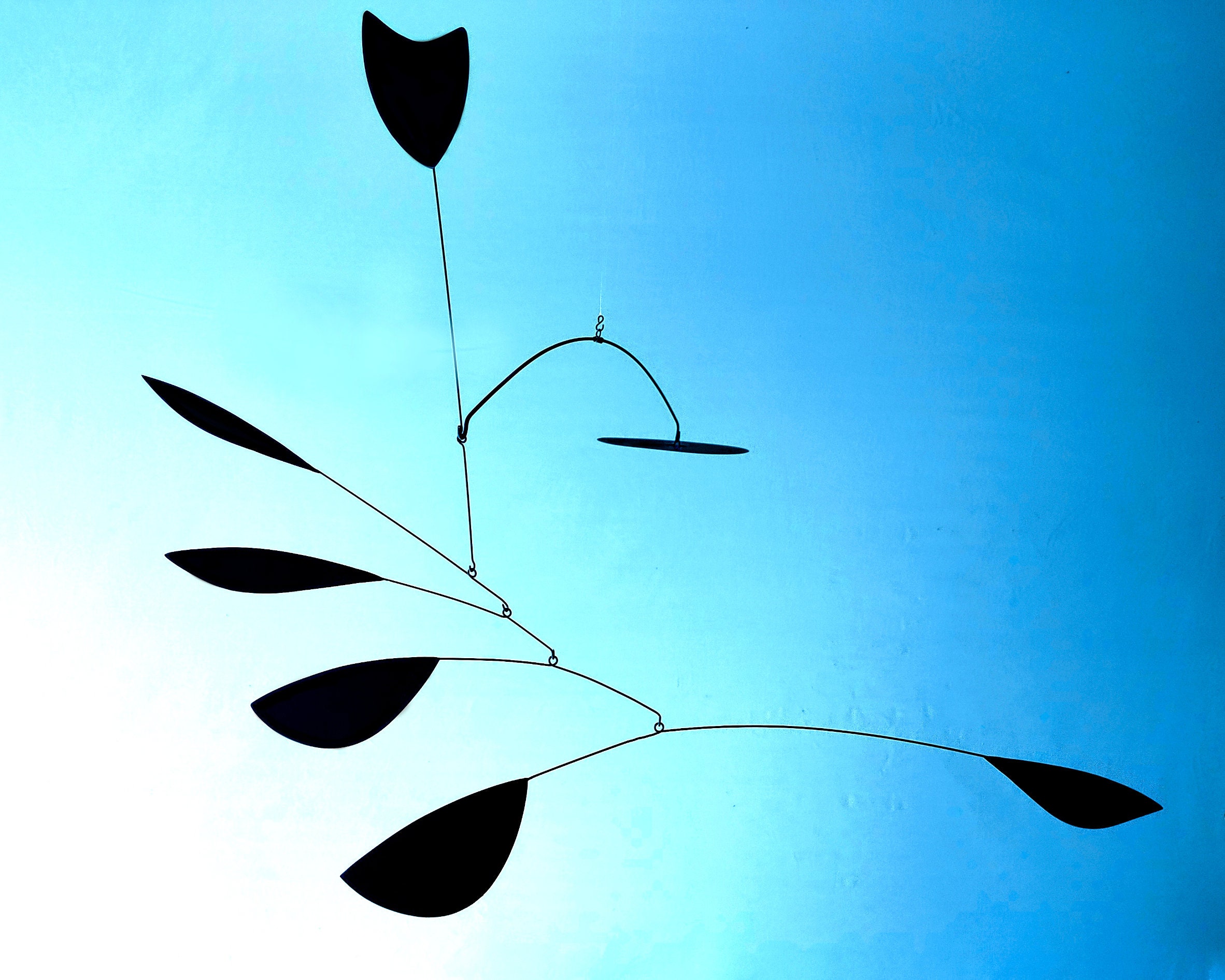 Mobile Contemporain à Suspendre. Série Limitée en Métal Laqué.