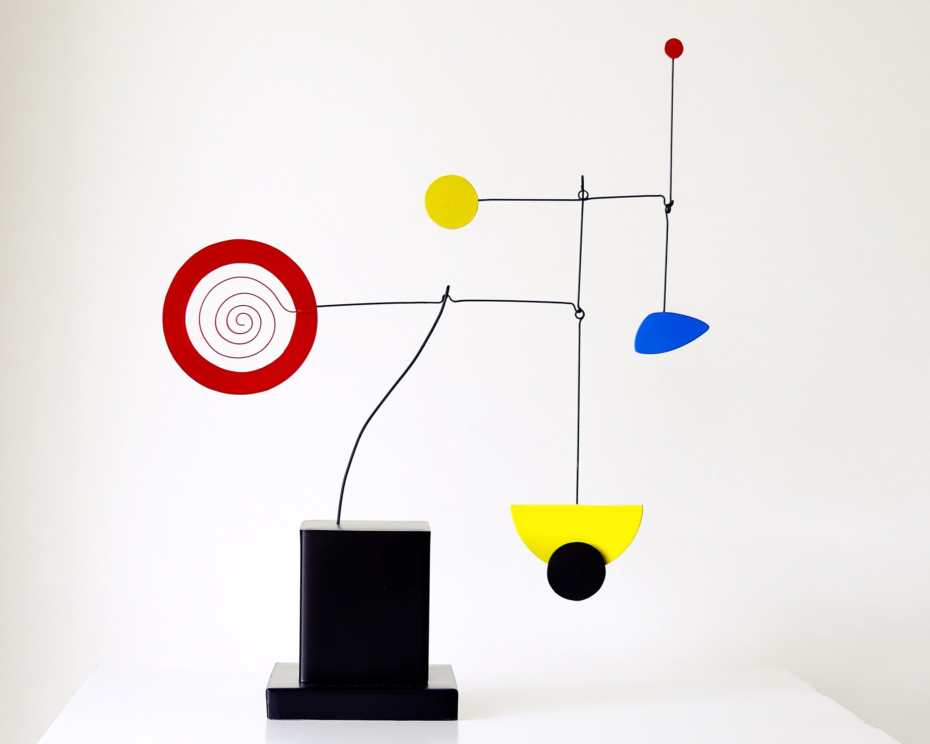 Mobile Contemporain à Poser . Série Limitée en Métal Laqué.