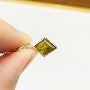 Romb Dravit Turmalinhänge: Halsband i sterlingsilver