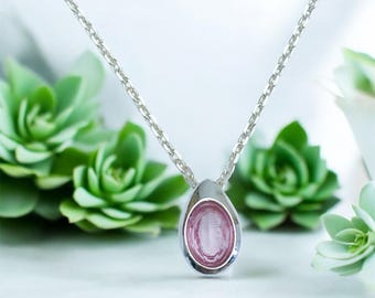 Colgante ovalado de turmalina rosa: plata de ley y turmalina natural de Pakistán.