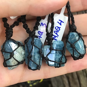 Macramé ruwe aquamarijnkristalhanger - ruwe aquamarijnketting - cadeau voor haar - geboortesteen maart
