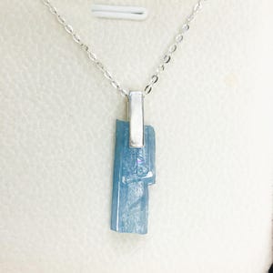 Aquamarijnkristalketting - eenvoudige rauwe aquamarijnhanger - aquamarijnkristal - verjaardag van maart - cadeau voor haar