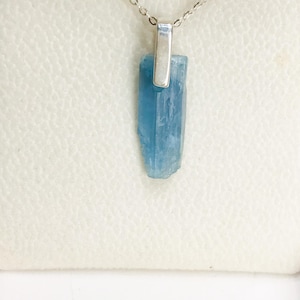 Aquamarijnkristalketting - eenvoudige rauwe aquamarijnhanger - aquamarijnkristal - verjaardag van maart - cadeau voor haar