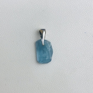Ruwe aquamarijnkristalhanger - ruwe aquamarijnketting - cadeau voor haar - geboortesteen maart