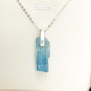 Aquamarijnkristalketting - eenvoudige rauwe aquamarijnhanger - aquamarijnkristal - verjaardag van maart - cadeau voor haar