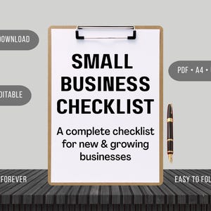 Könnte beinhalten: Ein hölzernes Klemmbrett mit einem weißen Blatt Papier, das den schwarzen Text SMALL BUSINESS CHECKLIST und A complete checklist for new & growing businesses trägt. Ein schwarz-goldener Füllfederhalter liegt rechts neben dem Klemmbrett.