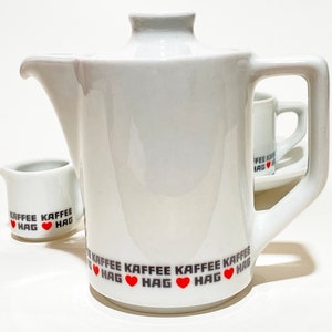 Vackert kaffeservis från porslinsfabriken Schönwald: kaffekanna, mjölkkanna, kopp och fat.