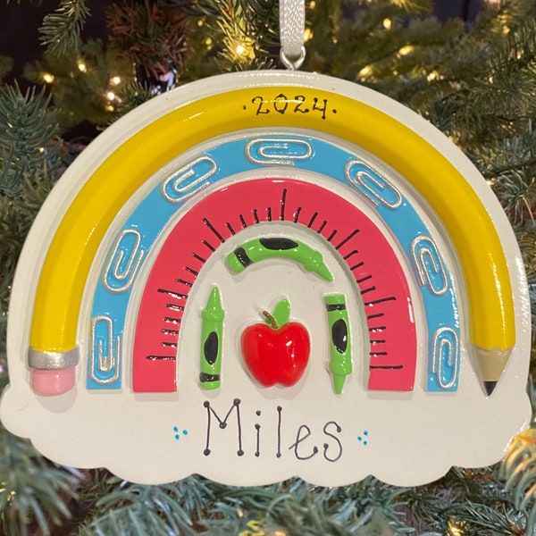 Adorno de arcoíris personalizado para escuela, preescolar, jardín de infantes, primer día de clases, niño o niña, maestro, adorno navideño personalizado, regalo