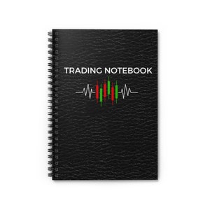 K&ouml;nnte beinhalten: Schwarzer Spiralblock mit Kunstlederbezug. Der Einband zeigt eine wei&szlig;e Grafik eines Kerzenleuchters mit dem Text "TRADING NOTEBOOK" dar&uuml;ber.
