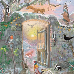 Puede incluir: Una ilustración detallada de un muro de piedra con una puerta abierta, que muestra un petirrojo, un pájaro carpintero, una ardilla, una liebre, un faisán, un tejón, un erizo y ratones. Una pala se apoya en el muro bajo la luna y los árboles.