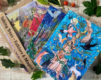 Könnte beinhalten: Ein Set aus fünf rechteckigen Lesezeichen mit farbenfrohen Aquarellillustrationen von Eulen, Füchsen, Dachsen und Hirschen in Waldlandschaften. Das Set steckt in einer braunen Papierhülle mit dem Text Talking Trees - Folklore & Magick.