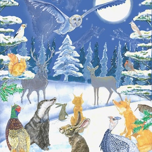 Pu&ograve; includere: Un'illustrazione dettagliata di una scena invernale con vari animali. Un gufo vola davanti a una luna piena, con cervi, volpi e altre creature nella neve. Lo sfondo &egrave; un cielo blu scuro con neve che cade.