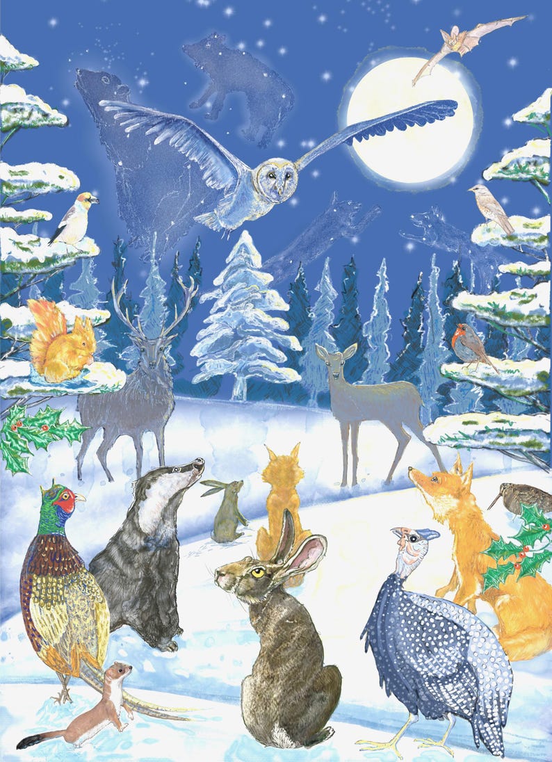 Pu&ograve; includere: Un'illustrazione dettagliata di una scena invernale con vari animali. Un gufo vola davanti a una luna piena, con cervi, volpi e altre creature nella neve. Lo sfondo &egrave; un cielo blu scuro con neve che cade.