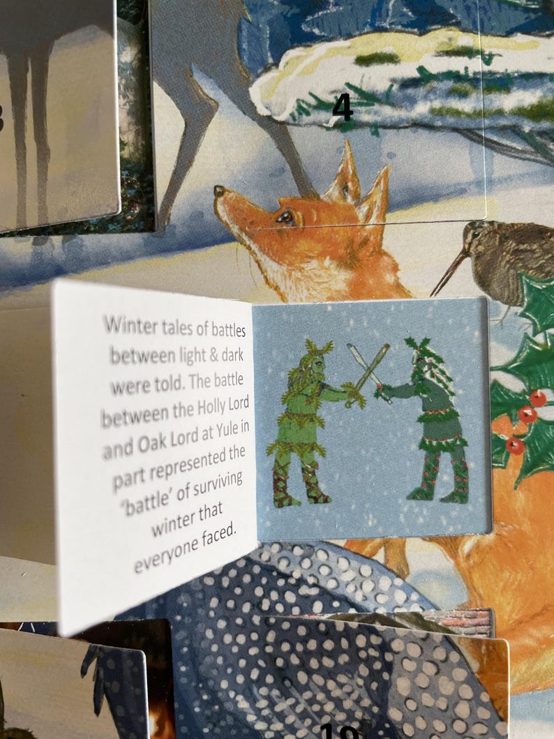 Pu&ograve; includere: Pagina aperta di un calendario dell'Avvento a tema invernale. La pagina presenta un'illustrazione di una volpe e di un uccello. Una piccola carta mostra due figure con spade. Il testo sulla carta recita: "Winter tales of battles between light & dark were told."