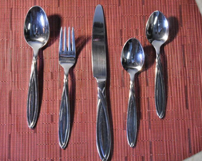 Wallace Stainless 18/10 glossy knife, two dinner forks, two teaspoons, one soup spoon