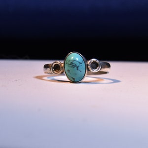 Vintage size 4.75 925 sterling silver turquoise ring -like new - from a New England estate