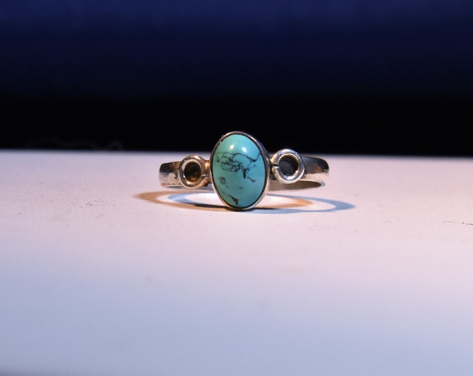 Vintage size 4.75 925 sterling silver turquoise ring -like new - from a New England estate