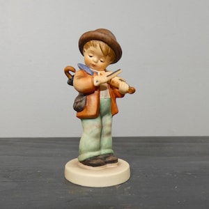 Hummel Goebel 3" Liten spelman i utmärkt och mycket älskat skick från ett New England-gods