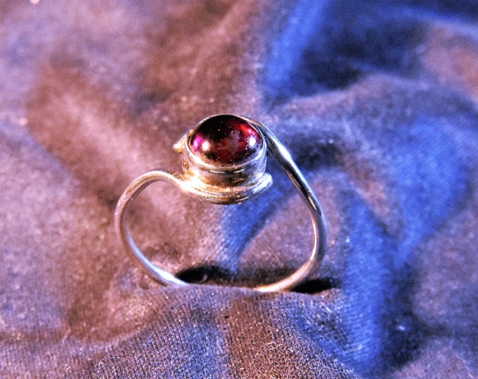 Vintage round garnet stone ring set in 925 silver size 5 - excellent condition - from a New England estate