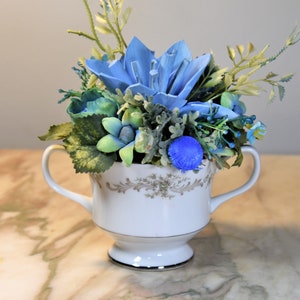 Açucareiro órfão vintage (sem tampa) &quot;Carrossel&quot; de Sango preenchido com arranjos de flores em madeira Sola retocados e pintados à mão - azuis calmantes