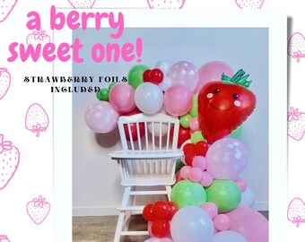 Arche de ballons douce aux baies, kit de guirlandes de fraises, deux décorations sucrées, baby shower sucré aux baies, soirée fraise entre filles, adorable petite fille